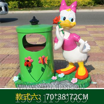 公園一只愛(ài)護環(huán)境的唐老鴨玻璃鋼雕塑