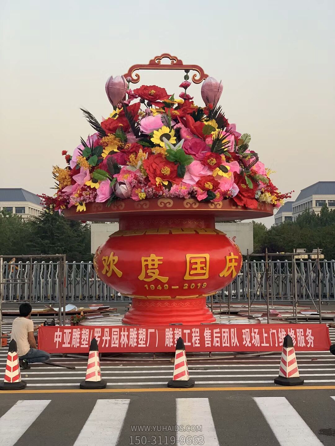 天安門(mén)春節玻璃鋼彩繪歡度國慶花籃雕塑