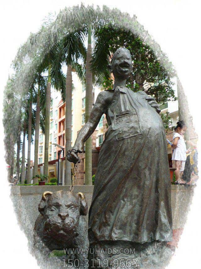 戶(hù)外街道不銹鋼孕婦拉著(zhù)狗雕塑
