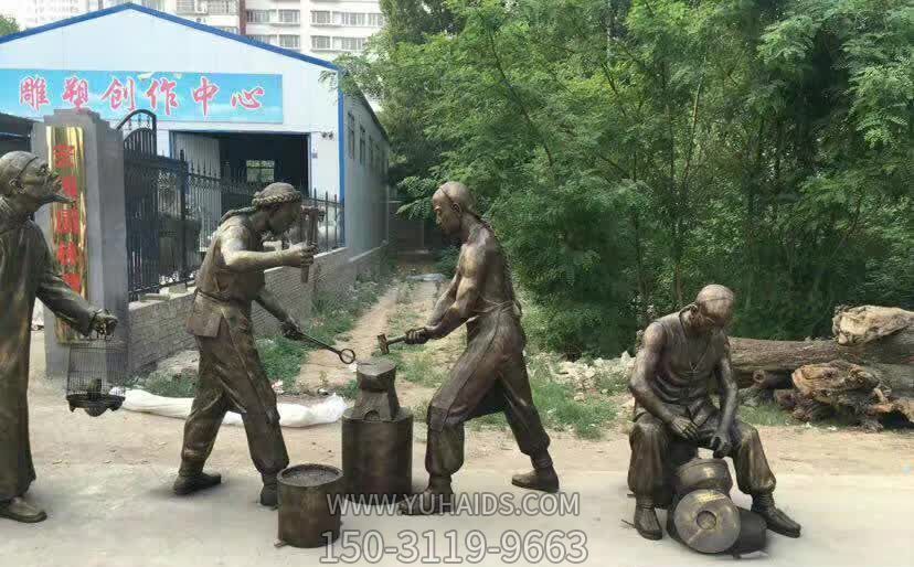 商場(chǎng)步行街擺放古人傳統打鐵人物鎏金玻璃鋼雕塑
