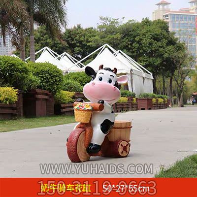 城市街道一只騎車(chē)的玻璃鋼牛雕塑