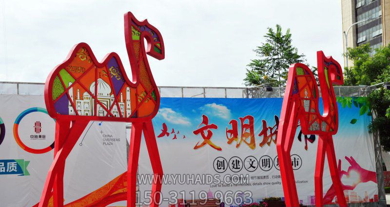 街道邊擺放的文明不銹鋼創(chuàng )意駱駝雕塑