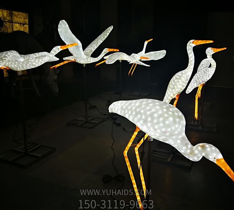 城市廣場(chǎng)擺放發(fā)光白鷺動(dòng)物景觀(guān)雕塑