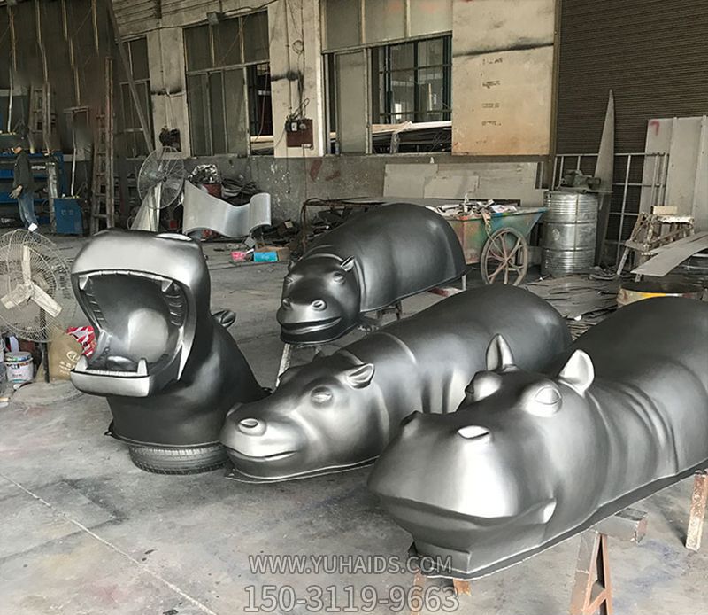 公園里擺放的形態(tài)各異的玻璃鋼創(chuàng )意海馬雕塑