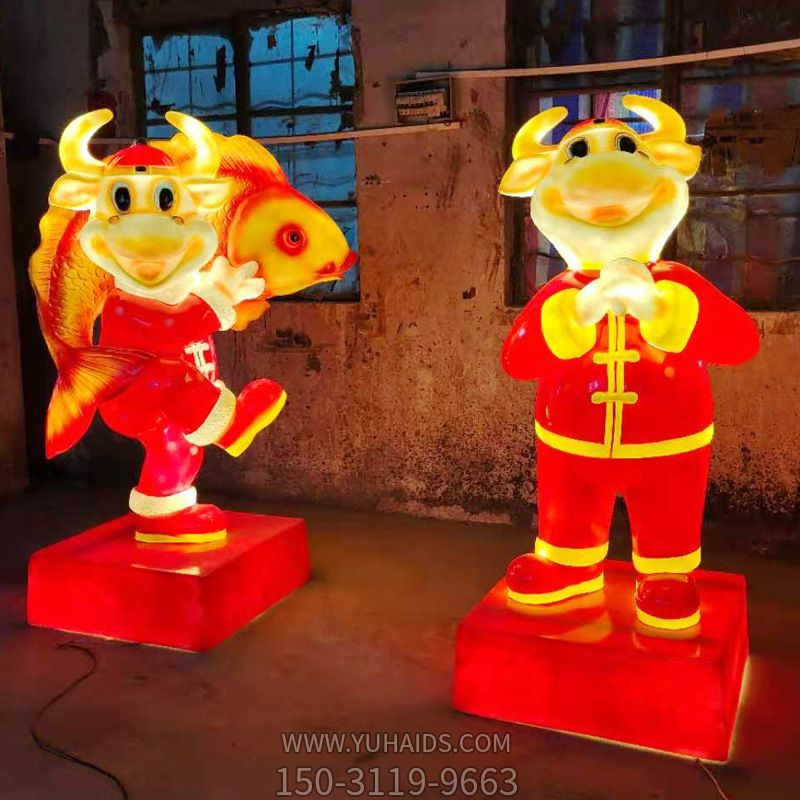 街道上擺放的兩只卡通創(chuàng )意華爾街牛雕塑
