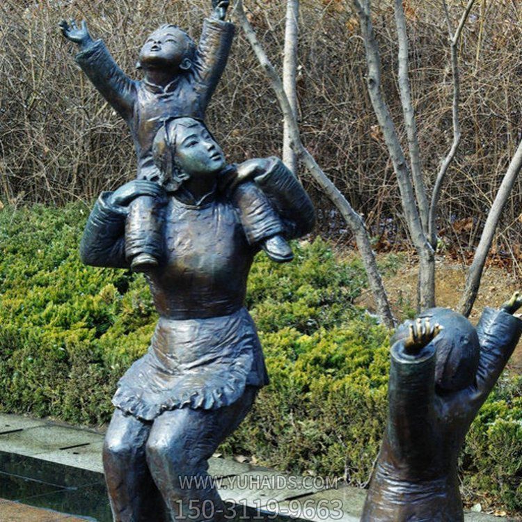 公園不銹鋼仿銅一家三口玩耍人物景觀(guān)雕塑