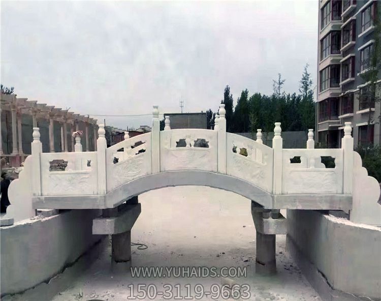 小區景觀(guān)擺放漢白玉拱橋欄桿雕塑
