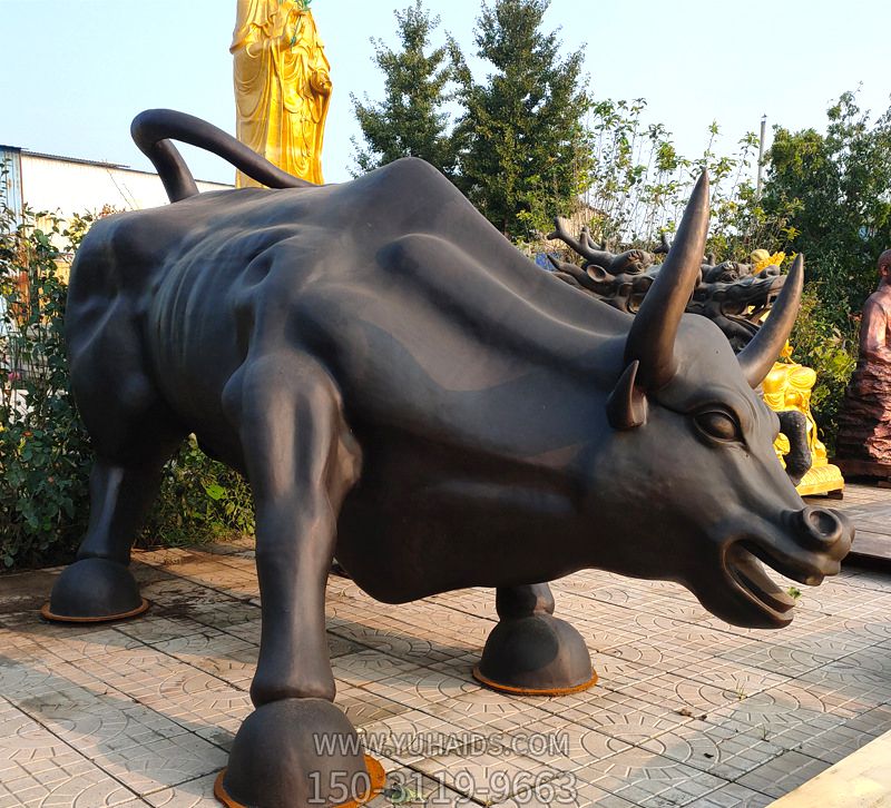 公園里播放的一只張著(zhù)嘴的玻璃鋼創(chuàng )意華爾街牛雕塑
