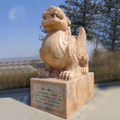 景區擺放的黃蠟石石雕創(chuàng  )意陛犴雕塑