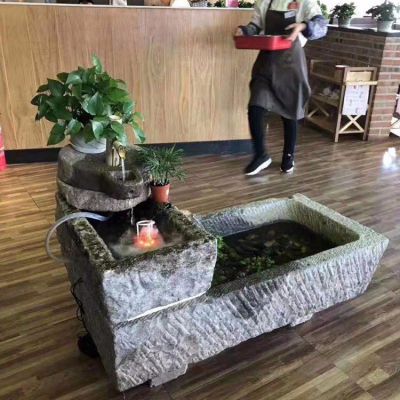 老石槽飯店室內擺放天然石槽流水魚(yú)缸水池