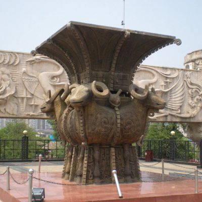 四羊方尊景區廣場(chǎng)擺放銅香爐雕塑