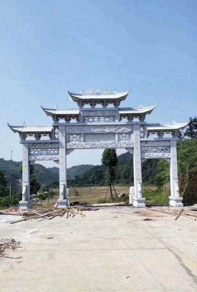 墓園擺放青石浮雕仿古三門(mén)五斗拱牌坊