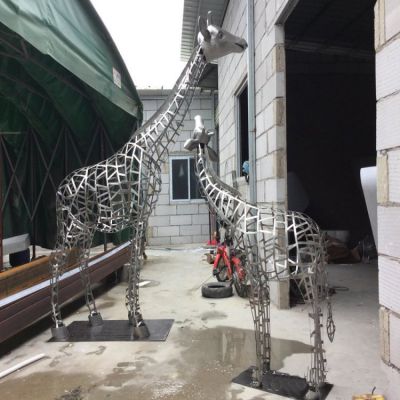 不銹鋼城市街道鏤空鐵藝拉絲長(cháng)頸鹿