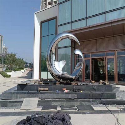 酒店戶(hù)外水池擺放不銹鋼鏡面抽象藝術(shù)圓環(huán)雕塑