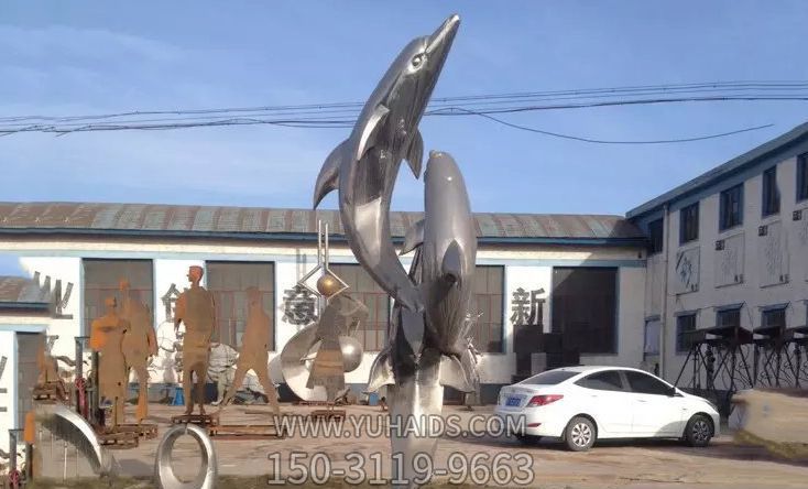 農場(chǎng)院內三只不銹鋼海豚雕塑