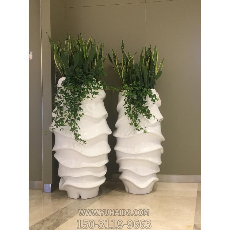 不銹鋼異性室內創(chuàng  )意花盆雕塑