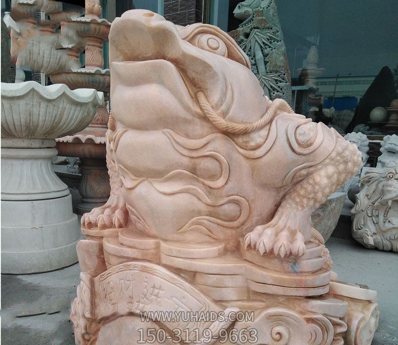 公園里擺放的一只兇惡的花崗巖石雕創(chuàng )意金蟾雕塑