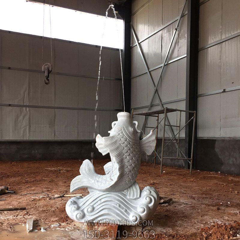 庭院景區擺放的鯉魚(yú)漢白玉石雕創(chuàng  )意噴水雕塑