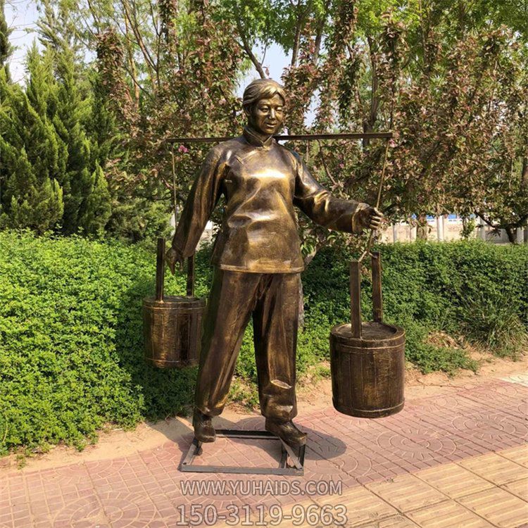 挑水的婦女，玻璃鋼仿銅勞動(dòng)人物民俗生活雕塑