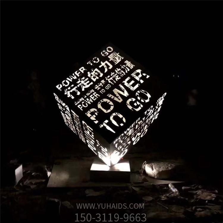 不銹鋼戶(hù)外園林景觀(guān)鏤空發(fā)光魔方雕塑