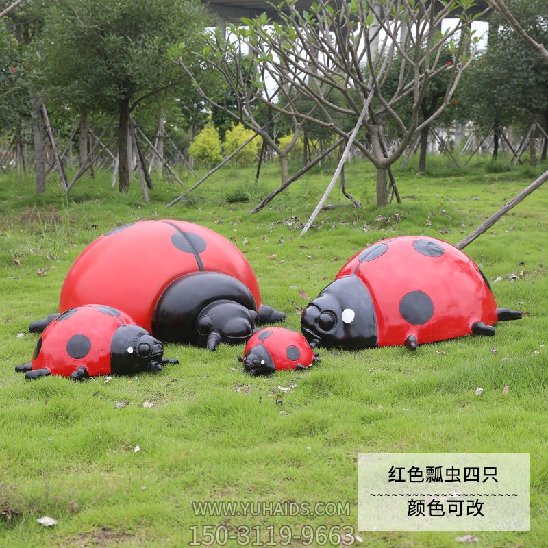 草地上擺放的紅色的一家四口玻璃鋼彩繪瓢蟲(chóng)雕塑