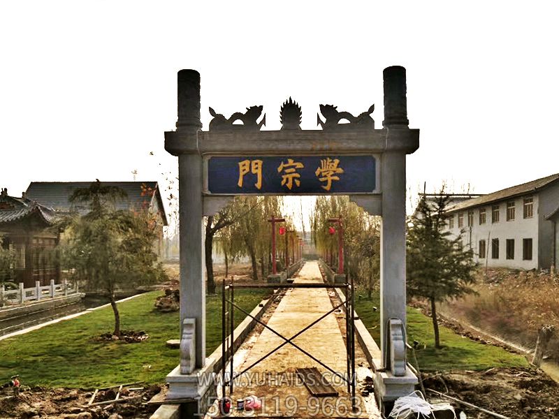 景區廣場(chǎng)擺放簡(jiǎn)易大理石單門(mén)牌坊雕塑