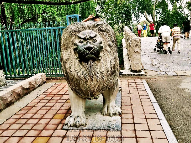 大型仿真玻璃鋼戶(hù)外街道創(chuàng )意行走的獅子雕塑