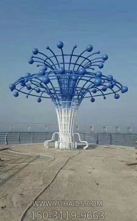 廣場(chǎng)擺放的不銹鋼鏤空創(chuàng )意噴水雕塑