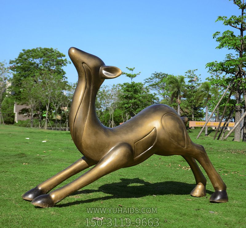 戶(hù)外草坪銅雕創(chuàng )意一只伸懶腰的梅花鹿雕塑