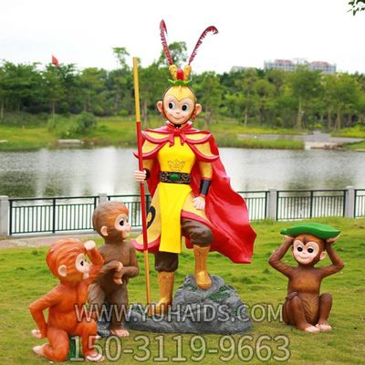 湖邊擺放的一大三小的玻璃鋼創(chuàng )意猴子雕塑