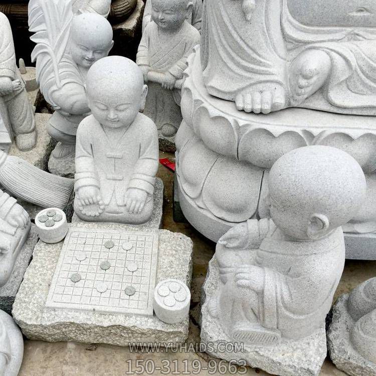 天然砂巖雕刻寺院小沙彌下棋人物景觀(guān)雕塑