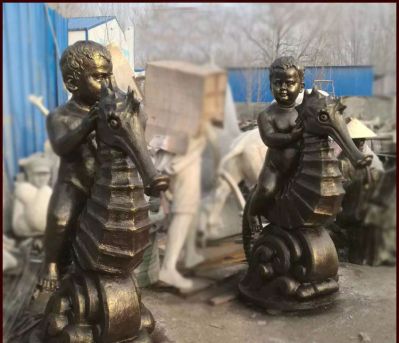 公園里擺放的兩只玻璃鋼創(chuàng  )意海馬雕塑