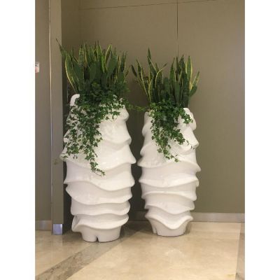 不銹鋼異性室內創(chuàng  )意花盆雕塑