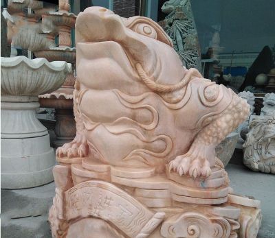 公園里擺放的一只兇惡的花崗巖石雕創(chuàng  )意金蟾雕塑