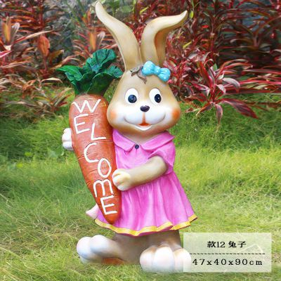 飯店一只抱著(zhù)歡迎胡蘿卜的玻璃鋼兔子雕塑