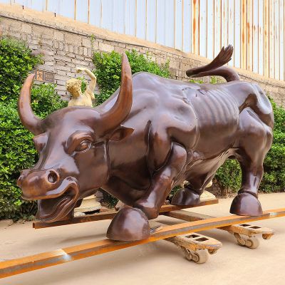 公園里擺放的一只溫順的玻璃鋼創(chuàng  )意華爾街牛 (2)