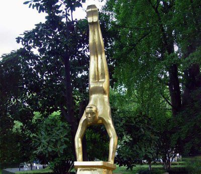 體育公園擺放倒立體操女運動(dòng)員鍍金玻璃鋼雕塑