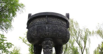 廣場(chǎng)創(chuàng  )意仿古做舊鼎雕塑