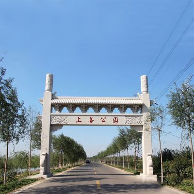 公園景區道路口擺放單門(mén)簡(jiǎn)易石門(mén)樓牌坊