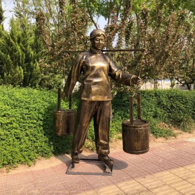 挑水的婦女，玻璃鋼仿銅勞動(dòng)人物民俗生活雕塑