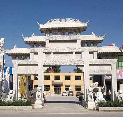 大型景觀(guān)廣場(chǎng)擺放三門(mén)五樓浮雕仿斗拱牌坊雕塑