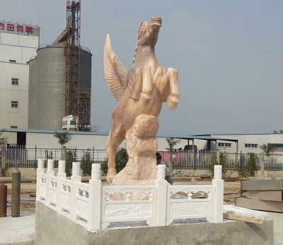 廣場(chǎng)上擺放的黃蠟石石雕創(chuàng  )意飛馬雕塑