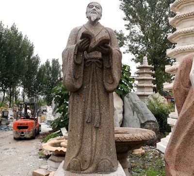 園林醫院擺放古代名醫李時(shí)珍石雕