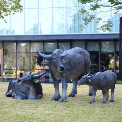 戶(hù)外公園草坪玻璃鋼仿真動(dòng)物牛雕塑