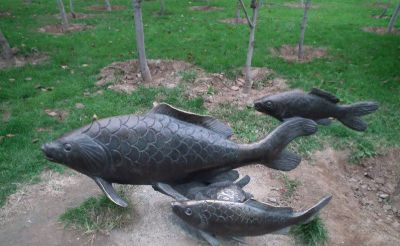 公園擺放的一大兩小的玻璃鋼鯉魚(yú)雕塑