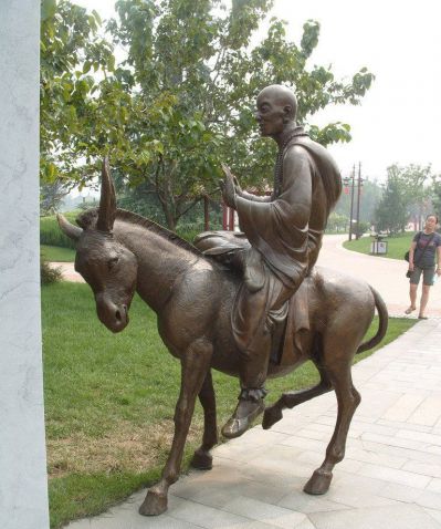 公園銅雕騎著(zhù)毛驢的和尚雕塑