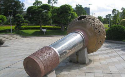 廣場(chǎng)公園創(chuàng  )意不銹鋼工藝鍛造話(huà)筒雕塑