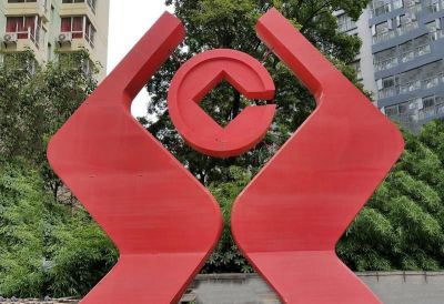 別墅小區創(chuàng  )意抽象紅色玻璃鋼手捧銅錢(qián)雕塑