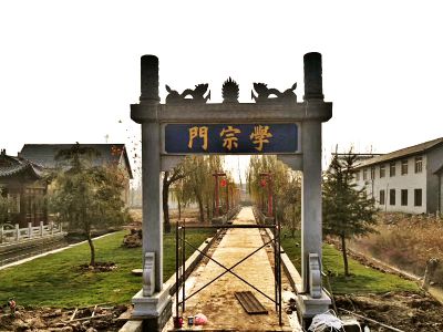 景區廣場(chǎng)擺放簡(jiǎn)易大理石單門(mén)牌坊