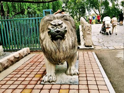 大型仿真玻璃鋼戶(hù)外街道創(chuàng  )意行走的獅子雕塑